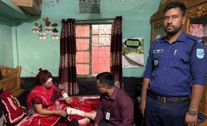 আহত সাংবাদিক সোনালীকে জেলা প্রশাসনের আর্থিক সহায়তা প্রদান