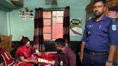 আহত সাংবাদিক সোনালীকে জেলা প্রশাসনের আর্থিক সহায়তা প্রদান