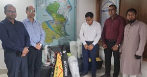 নারায়ণগঞ্জে ১৭ প্রাথমিক শিক্ষা প্রতিষ্ঠানে ক্রীড়া সামগ্রী বিতরণ