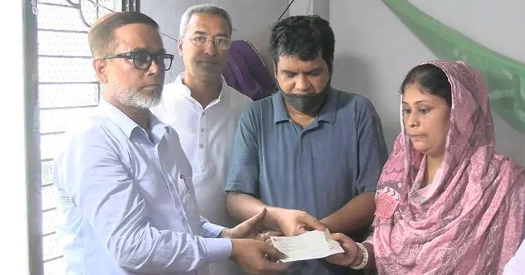 রিয়া গোপের পরিবারকে ১ লাখ টাকার আর্থিক সহায়তা দিলেন নাসিক প্রশাসক