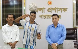 গিনেস রেকর্ডধারী ‘ফুটবল ম্যান’ মাসুদের পাশে দাঁড়ালেন মানবিক ডিসি রায়হান কবির